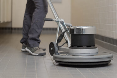 Solução profissional em limpeza: locar máquina de lavar chão de alta pressão